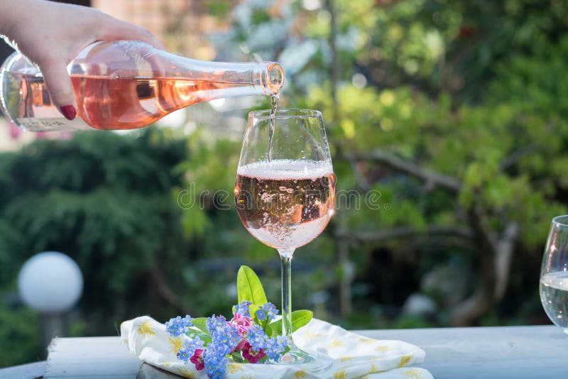 Kelnera nalewać glas zimna różany wino, plenerowy terrase, pogodny fotografia stock