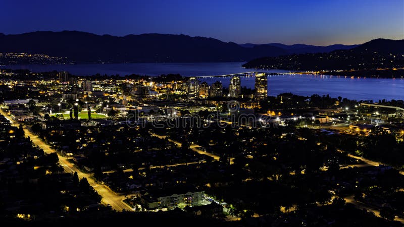 Kelowna British Columbia skyline e Okanagan Lake da Montanha Knox à noite fotografia de stock Kelowna British Columbia skyline e Okanagan Lake da Montanha Knox à noite fotografia de stock