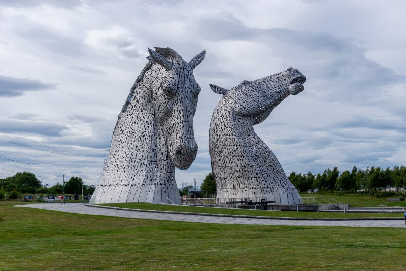 Falkirk zjednoczone królestwo 20 czerwca 2022 r. : kelpies w falkirk pod wyrazistym niebem przesłoniętym
