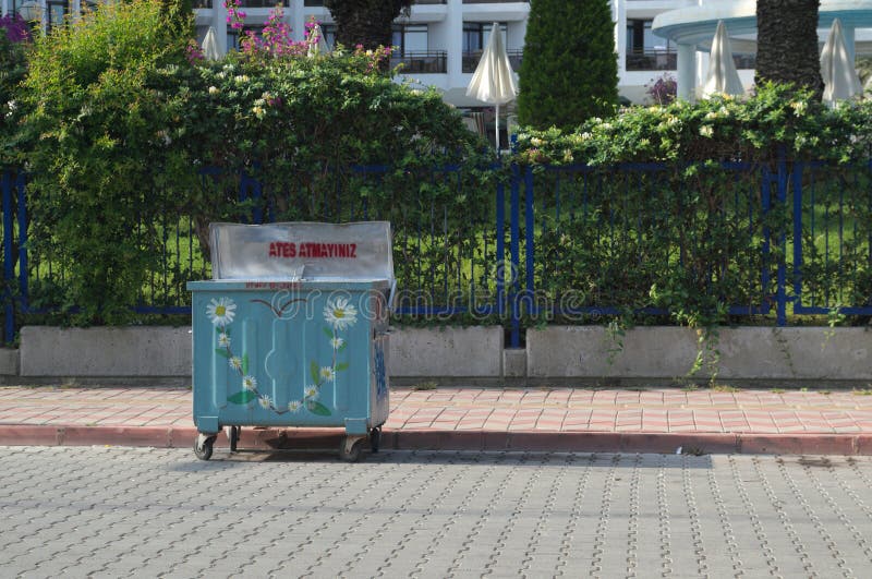 KEMER, ТУРЦИЯ - 10-ОЕ МАЯ 2018: мусорное ведро стоковое фото rf KEMER, ТУРЦИЯ - 10-ОЕ МАЯ 2018: мусорное ведро стоковое фото rf