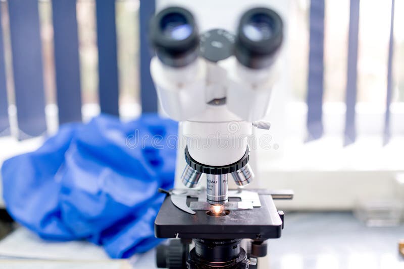 Kemiskt laboratoriummikroskop, hjälpmedel och grejer Vetenskaplig och hälsovårdutrustning fotografering för bildbyråer