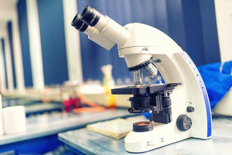 Kemiskt laboratoriummikroskop och hjälpmedel Vetenskaplig och sjukvårdforskning royaltyfria foton