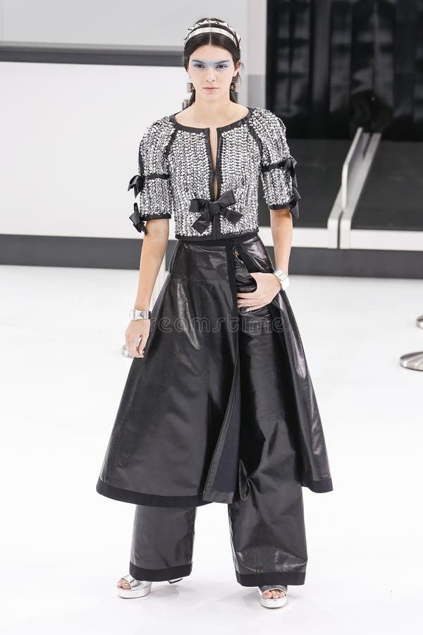 Kendall Jenner marche la piste pendant l'exposition de Chanel photographie stock libre de droits Kendall Jenner marche la piste pendant l'exposition de Chanel photographie stock libre de droits