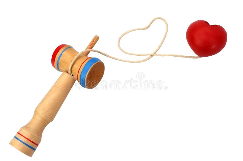Kendama, традиционная японская игрушка состоя из шпаги и шарика сердца соединенных строкой свернутой в изолированной форме сердца стоковые фото