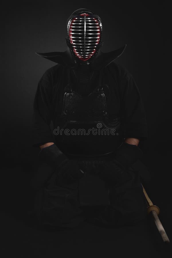 Kendo wojownik z shinai kordzika tradycji kendo bambusowym opancerzeniem obraz royalty free Kendo wojownik z shinai kordzika tradycji kendo bambusowym opancerzeniem obraz royalty free