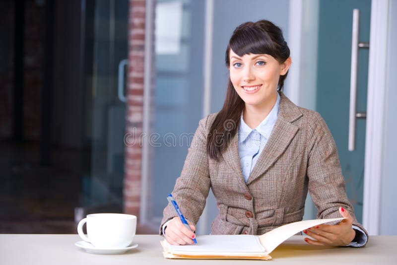 Kennzeichnende Dokumente der Geschäftsfrau lizenzfreies stockfoto Kennzeichnende Dokumente der Geschäftsfrau lizenzfreies stockfoto