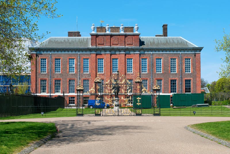 Queen Victoria Statue at Kensington Palace in London Stock Image Image of sights, crown 32295551