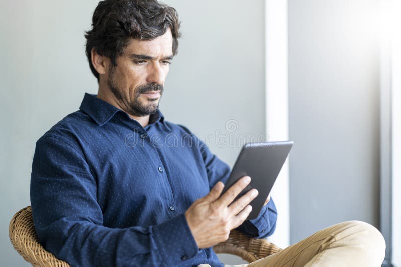 Kentaal Man Met Een Tablet Met Bril De Telefoon Stock Foto - Image of uitvoerend, werkgever: 211219796