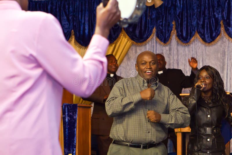 Through his father, American president Barack Obama has family roots in Kenya. African Americans by and large support Obama, none more so than those who also have ties to Kenya. Overall, an estimated 600.000 to 1 million Kenyans are living in the United States. The Tumaini Community Church in Springfield, MA, is a center for Kenyans living in Massachusetts’ third largest city. Tumaini means “hope” in Swahili, says Reverend Joseph Kimatu, the storefront church’s pastor. He leads services for adults and children in Kikuyu and Swahili, with English and Spanish and lots of gospel music mixed in. “He is American as any other American,” says Kimatu about president Obama. “But we are proud of his Kenyan roots.” This is one photo in a series of five. Through his father, American president Barack Obama has family roots in Kenya. African Americans by and large support Obama, none more so than those who also have ties to Kenya. Overall, an estimated 600.000 to 1 million Kenyans are living in the United States. The Tumaini Community Church in Springfield, MA, is a center for Kenyans living in Massachusetts’ third largest city. Tumaini means “hope” in Swahili, says Reverend Joseph Kimatu, the storefront church’s pastor. He leads services for adults and children in Kikuyu and Swahili, with English and Spanish and lots of gospel music mixed in. “He is American as any other American,” says Kimatu about president Obama. “But we are proud of his Kenyan roots.” This is one photo in a series of five