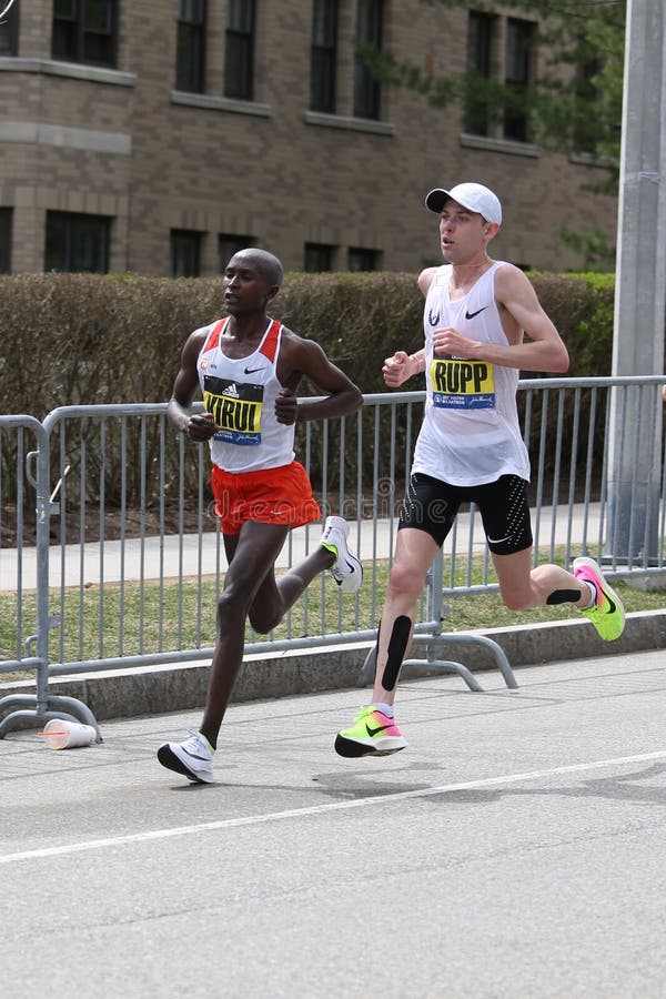 Kenyan Geoffrey Kirui av den Kenya takten Galen Rupp av USA med en tid av 2:09 37 under den Boston maraton April 17, 2017 i Bosto royaltyfri fotografi Kenyan Geoffrey Kirui av den Kenya takten Galen Rupp av USA med en tid av 2:09 37 under den Boston maraton April 17, 2017 i Bosto royaltyfri fotografi