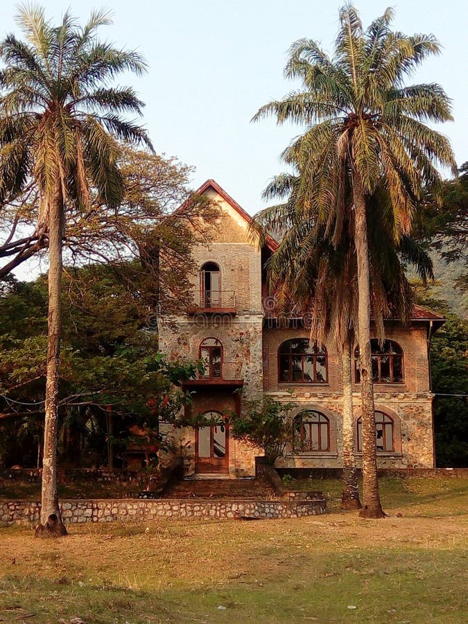 Kep Cambodia Main beach 15.02.2018 Old House in the jungle amont the palms