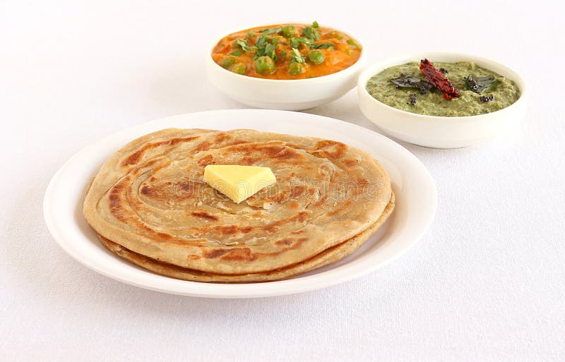 Kerala Paratha med smörtoppning- och sidodisk royaltyfria bilder Kerala Paratha med smörtoppning- och sidodisk royaltyfria bilder