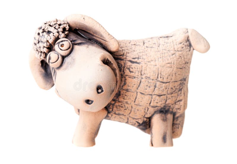 Keramische Schafstatuette Browns lokalisiert auf Weiß stockbilder Keramische Schafstatuette Browns lokalisiert auf Weiß stockbilder