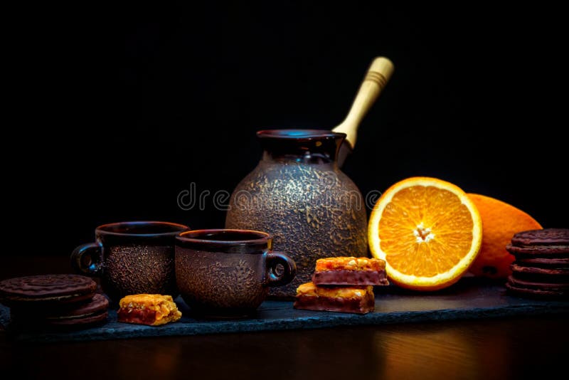 Keramische Schalen der Weinleseart, Kaffeebrauentopf, frische Orange und Schokoladenpl?tzchen und -s??igkeiten stockbild Keramische Schalen der Weinleseart, Kaffeebrauentopf, frische Orange und Schokoladenpl?tzchen und -s??igkeiten stockbild