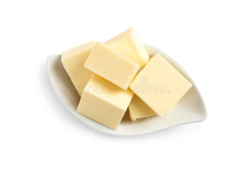 Keramischer Teller mit geschnittener Butter auf weißem Hintergrund