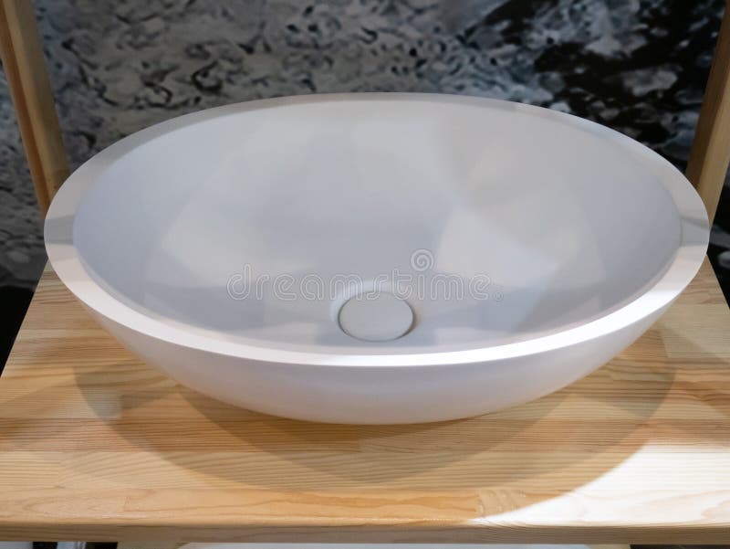 Keramisches der modernen Ellipse weißes oder weißes Steinwaschbecken lizenzfreies stockbild Keramisches der modernen Ellipse weißes oder weißes Steinwaschbecken lizenzfreies stockbild