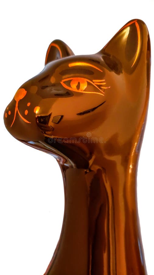 Keramisk kattstatyett som isoleras på vit bakgrund royaltyfri fotografi Keramisk kattstatyett som isoleras på vit bakgrund royaltyfri fotografi