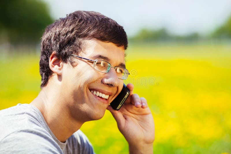 Kerel die op telefoon in openlucht spreken royalty-vrije stock afbeelding Kerel die op telefoon in openlucht spreken royalty-vrije stock afbeelding