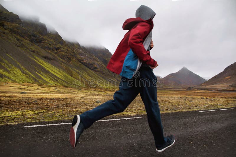 Kereltoerist die in de bergen van IJsland, hoto in motie lopen stock fotografie Kereltoerist die in de bergen van IJsland, hoto in motie lopen stock fotografie