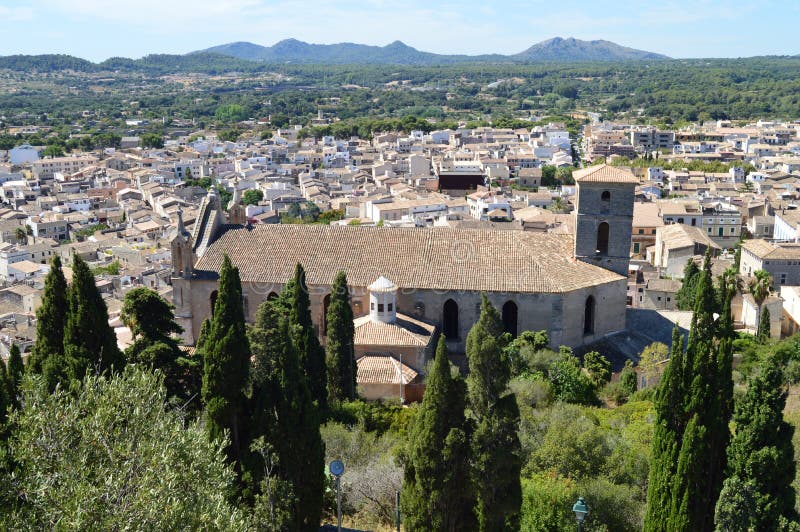 Kerk en panorama van Arta Mallorca royalty-vrije stock afbeelding Kerk en panorama van Arta Mallorca royalty-vrije stock afbeelding