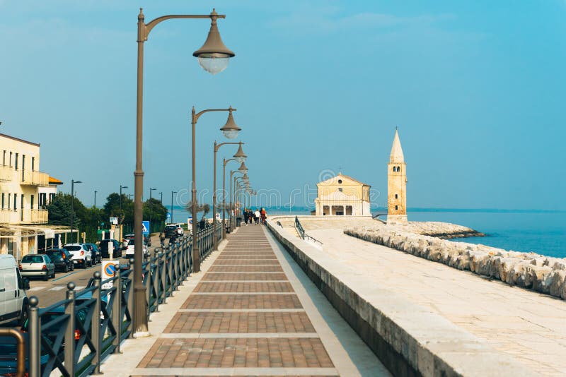 Kerk van Onze Dame van de Engel op het strand van Caorle Italië stock afbeelding Kerk van Onze Dame van de Engel op het strand van Caorle Italië stock afbeelding
