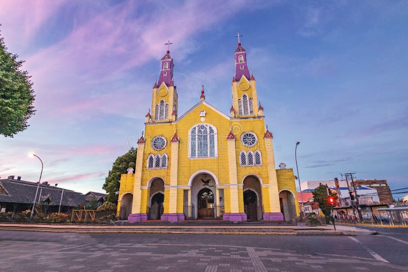 Kerk van San Francisco bij Plein DE Armas Square bij zonsondergang - Castro, Chiloe-Eiland, Chili stock afbeeldingen Kerk van San Francisco bij Plein DE Armas Square bij zonsondergang - Castro, Chiloe-Eiland, Chili stock afbeeldingen