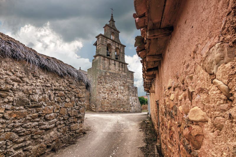 Kerk van Kerk van ‚San Pelayo ‚, met een slanke bies in Vega van Tera Het wordt gevestigd op de weg aan Santiago en op de route stock afbeeldingen Kerk van Kerk van ‚San Pelayo ‚, met een slanke bies in Vega van Tera Het wordt gevestigd op de weg aan Santiago en op de route stock afbeeldingen