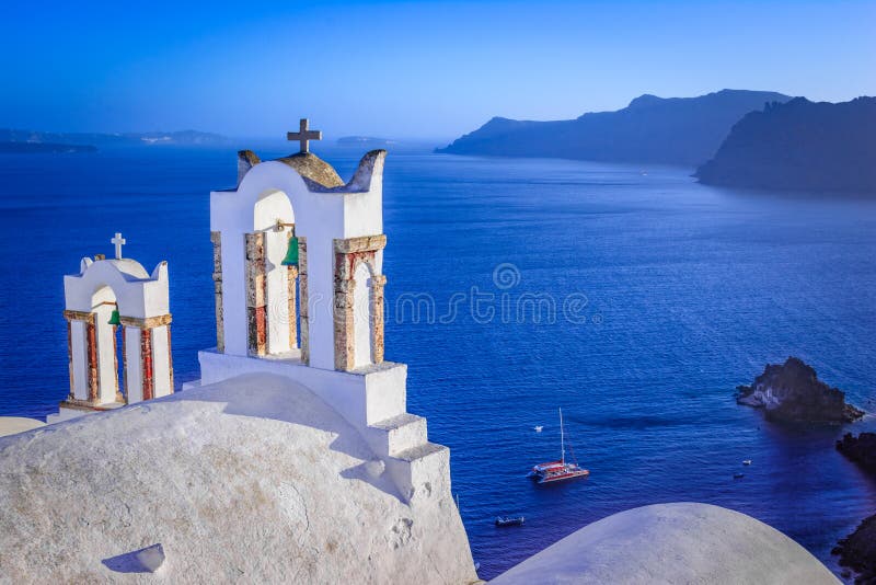 Kerkklokken op een Griekse Orthodoxe Kerk, Oia, Santorini, Griekenland, royalty-vrije stock afbeelding Kerkklokken op een Griekse Orthodoxe Kerk, Oia, Santorini, Griekenland, royalty-vrije stock afbeelding