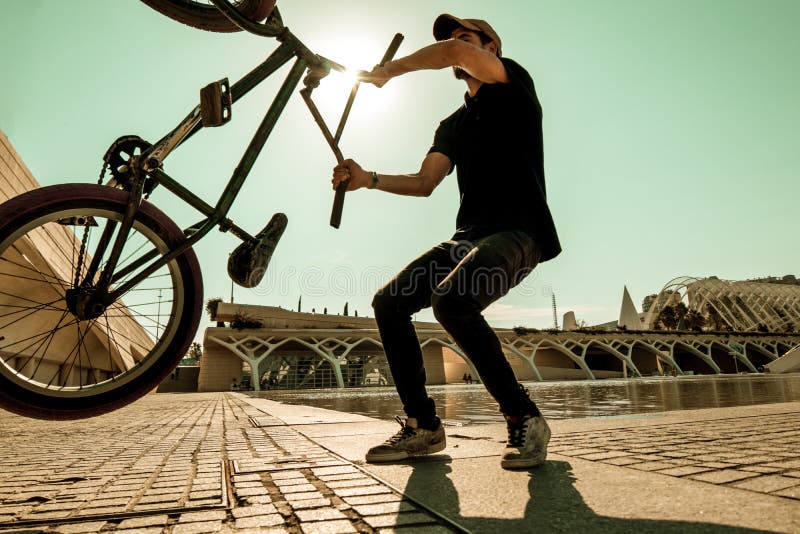 Kerl, der ein bmx Fahrrad reitet lizenzfreie stockfotografie Kerl, der ein bmx Fahrrad reitet lizenzfreie stockfotografie