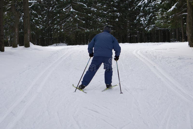 Kerl reitet nach links vor der malerischen Landschaft Dieser Skifahrer, er ` s, das eine Wintersportjacke trägt lizenzfreie stockbilder Kerl reitet nach links vor der malerischen Landschaft Dieser Skifahrer, er ` s, das eine Wintersportjacke trägt lizenzfreie stockbilder