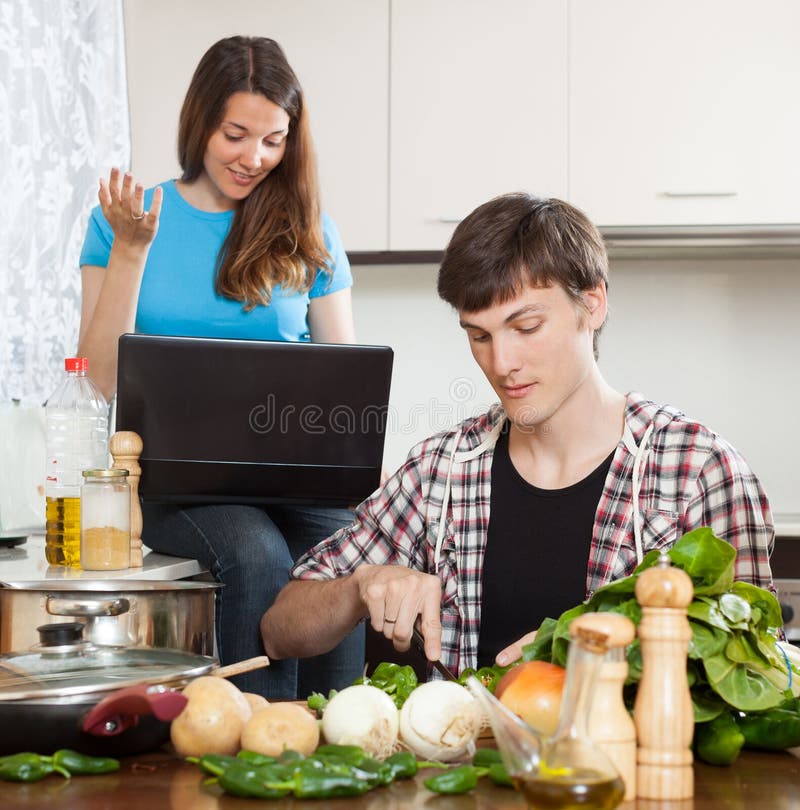 Kerl und hübsches Mädchenkochen lizenzfreies stockfoto Kerl und hübsches Mädchenkochen lizenzfreies stockfoto