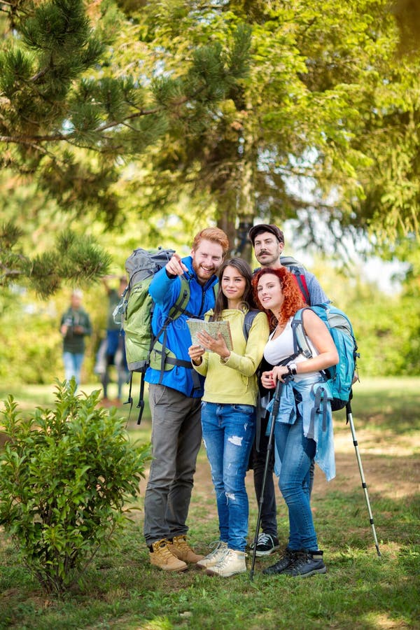 Kerl von der Gruppe Wanderern zeigt die Bewegungsrichtung stockfotografie Kerl von der Gruppe Wanderern zeigt die Bewegungsrichtung stockfotografie