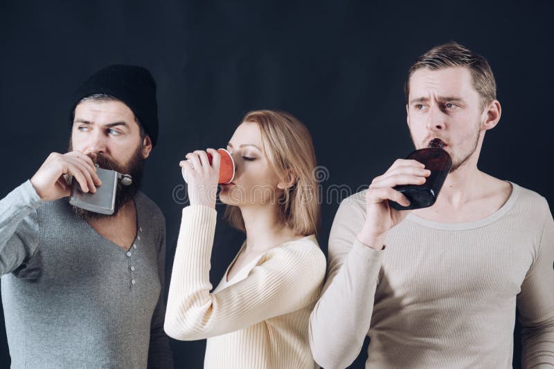 Kerle halten Schale, Flasche mit Alkohol, Getränk Firma von ruhigen Freunden wenden Freizeit mit Getränken auf Alkohol, Freundsch stockfoto Kerle halten Schale, Flasche mit Alkohol, Getränk Firma von ruhigen Freunden wenden Freizeit mit Getränken auf Alkohol, Freundsch stockfoto