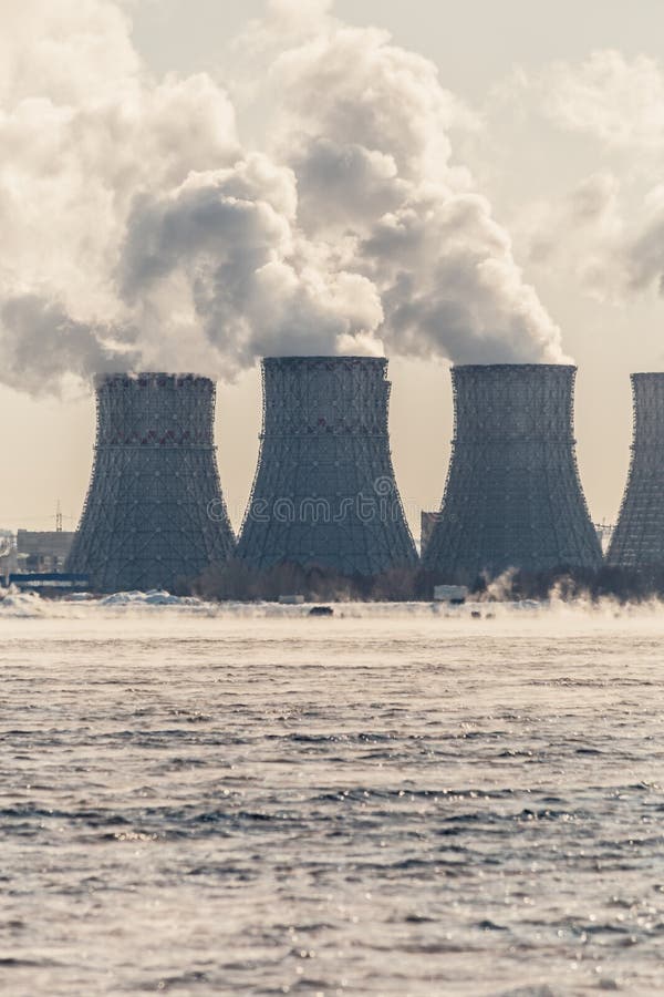 Kern- oder Atomkraftwerk oder NPP Kühltürme mit dickem Rauche lizenzfreie stockbilder
