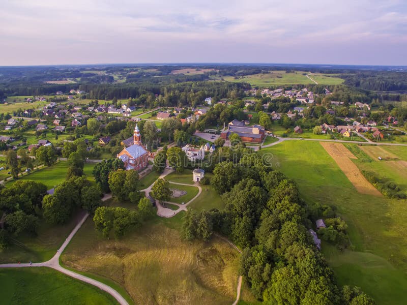 Kernave historisk huvudstad av Litauen, flyg- bästa sikt arkivbild Kernave historisk huvudstad av Litauen, flyg- bästa sikt arkivbild