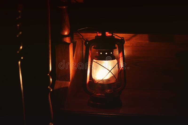 Gunst pensioen Westers Kerosene Lamp in the Dark. the Lamp on the Wooden Stairs Stock Photo -  Image of metal, kerosene: 150228502