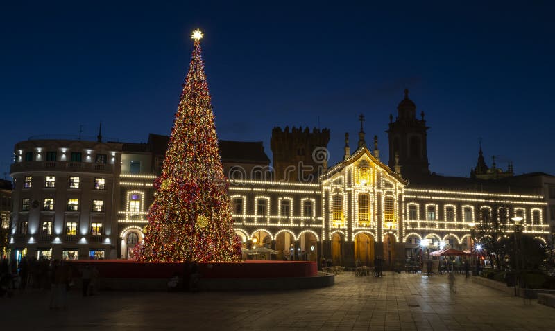 Verzadigen Meesterschap Modieus Kerst - Stad Licht Decoratie Met Een Enorme Kerstboom Braga. Stock Foto -  Image of cultuur, ligplaats: 203732032