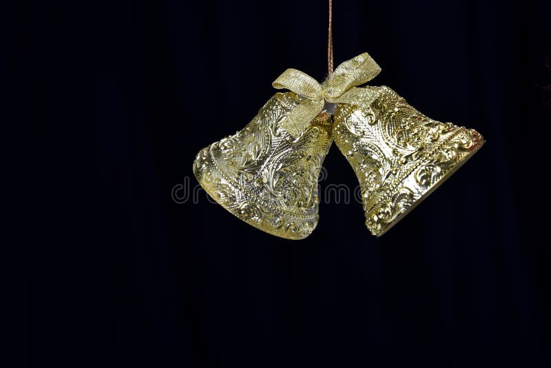 kerstafspraak met rode ballen en hangende rode versieringen, geïsoleerd op zwarte achtergrond royalty-vrije stock foto kerstafspraak met rode ballen en hangende rode versieringen, geïsoleerd op zwarte achtergrond royalty-vrije stock foto