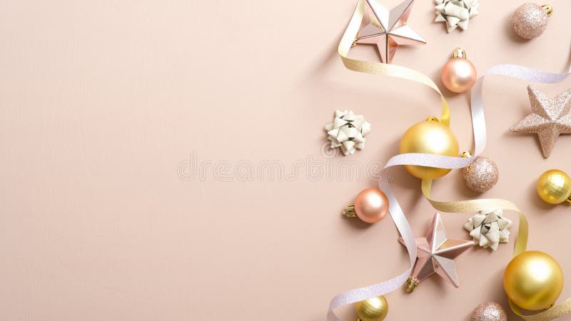Kerstavond met elegante versieringen, gouden kerstballen, roze sterren, lint op pastelivoor-achtergrond Happy New