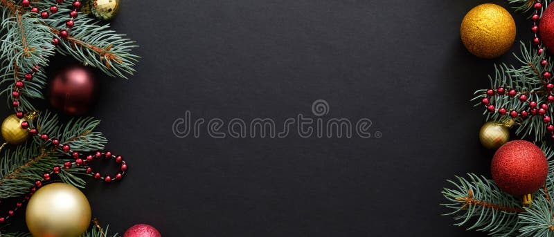 Kerstbanner Zwarte mas achtergrond met de vertakkingen van de vezel, gouden en rode ballen, tuin Kerstframe, wenskaart royalty-vrije stock foto Kerstbanner Zwarte mas achtergrond met de vertakkingen van de vezel, gouden en rode ballen, tuin Kerstframe, wenskaart royalty-vrije stock foto