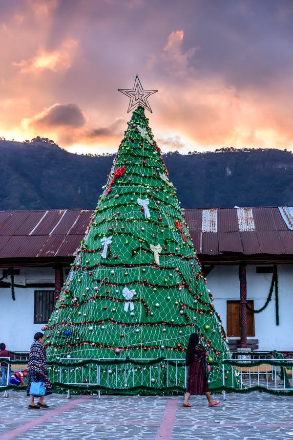 Kerstboom bij zonsondergang, Meer Atitlan, Guatemala royalty-vrije stock foto Kerstboom bij zonsondergang, Meer Atitlan, Guatemala royalty-vrije stock foto