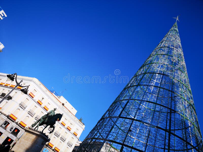Kerstboom en Carlos III standbeeld in Puerta del Sol -vierkant in Madrid, Spanje stock foto Kerstboom en Carlos III standbeeld in Puerta del Sol -vierkant in Madrid, Spanje stock foto