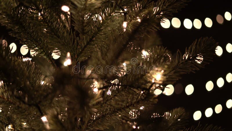 Kerstboom en decoratielichten met bokehachtergrond