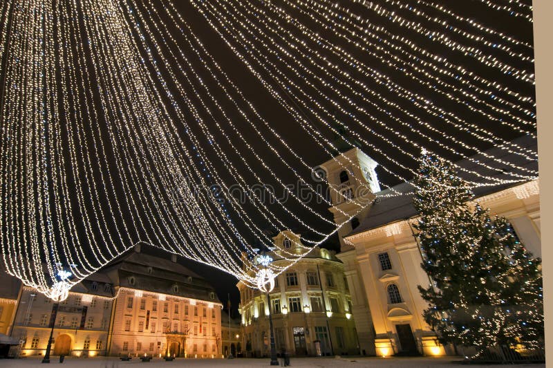 Kerstboom en lichten in oud stadsvierkant royalty-vrije stock foto Kerstboom en lichten in oud stadsvierkant royalty-vrije stock foto