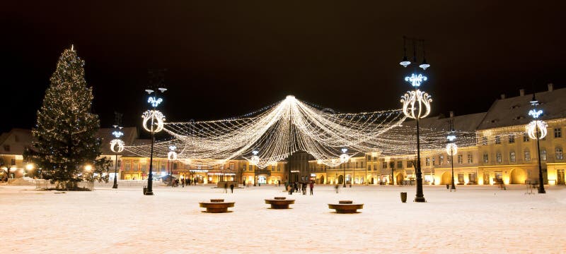 Kerstboom en lichten in oud stadsvierkant stock afbeeldingen Kerstboom en lichten in oud stadsvierkant stock afbeeldingen