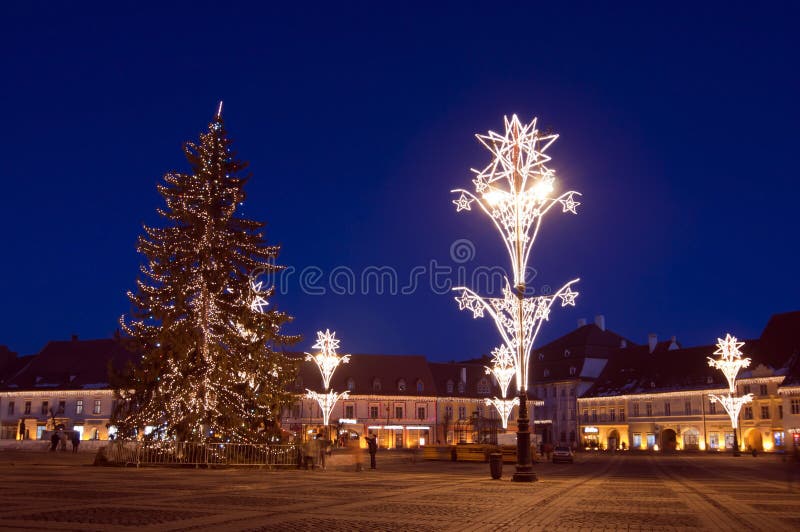 Kerstboom en lichten in stadsvierkant stock afbeeldingen Kerstboom en lichten in stadsvierkant stock afbeeldingen