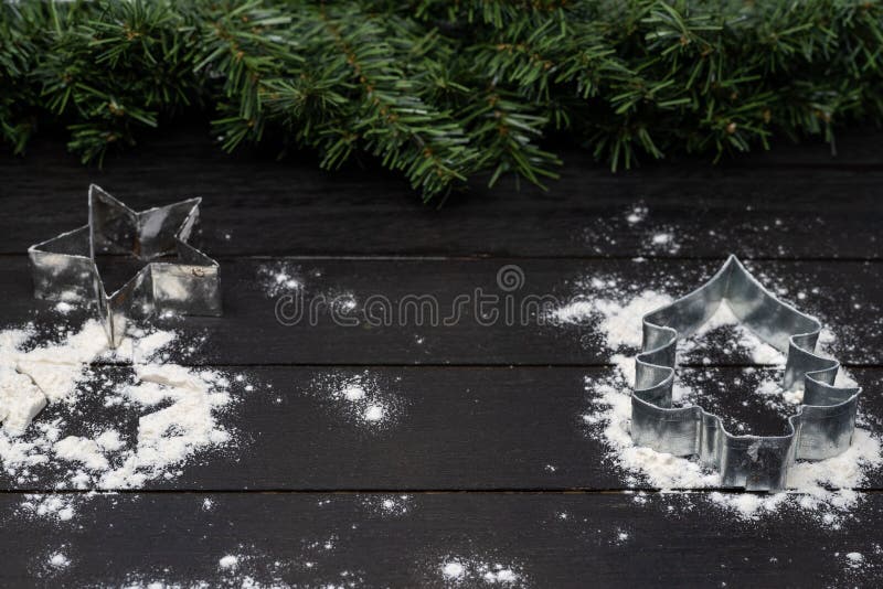 Kerstboom en sterkoekjessnijder op houten achtergrond met bloem royalty-vrije stock fotografie Kerstboom en sterkoekjessnijder op houten achtergrond met bloem royalty-vrije stock fotografie