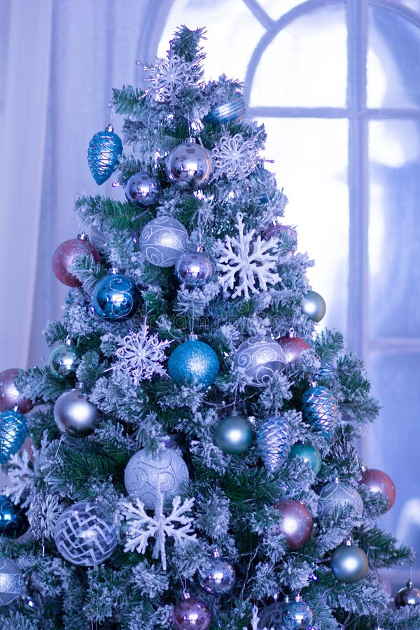 vrijheid feedback lanthaan Kerstboom Met Blauwe Ballen En Sneeuwvlokken in Blauwe Toon Wordt Verfraaid  Die Stock Foto - Image of verlichting, toon: 155592846