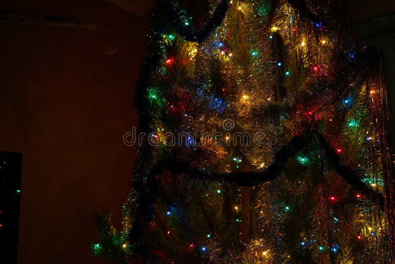 Kerstboom met decoratie en slingerclose-up stock afbeelding Kerstboom met decoratie en slingerclose-up stock afbeelding