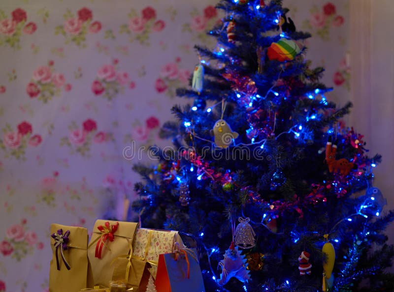 Kerstboom met huidige dozen binnen huis stock afbeelding Kerstboom met huidige dozen binnen huis stock afbeelding